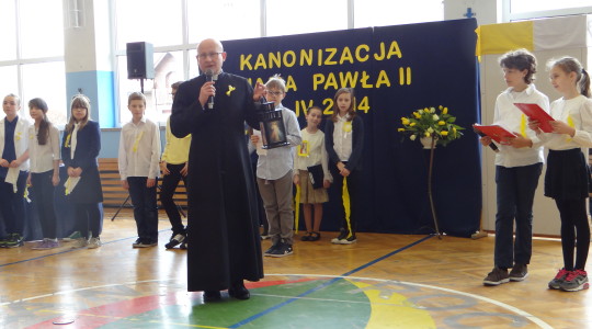 16.04.2014  Uroczystość szkolna z okazji kanonizacji Jana Pawła II